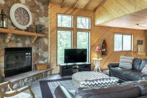 un soggiorno con divano e camino di Tarnhouse Lakefront Cottage a Innsbrook