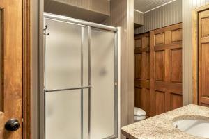 un bagno con doccia e lavandino di Tarnhouse Lakefront Cottage a Innsbrook Altre 36 foto