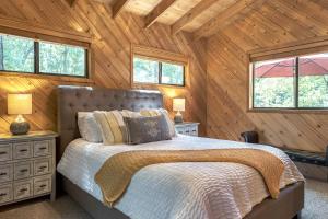 a bedroom with a bed in a wooden cabin at Longhorn Lakeside Chalet in Innsbrook