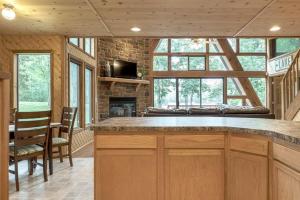 una cucina con ampia isola in una casa di Edgewater Escape With Hot Tub a Innsbrook