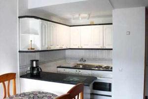 A kitchen or kitchenette at Apartamento turístico S