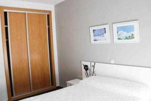 A bed or beds in a room at Apartamento turístico S