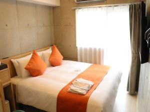 The BREAKFAST HOTEL MARCHE Ishigaki Island客房内的一张或多张床位