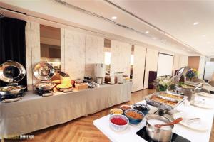 a buffet line with many different types of food at Calligraphy Greenway Hotel in Taichung