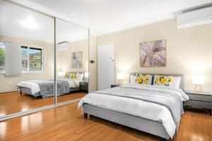 Ένα ή περισσότερα κρεβάτια σε δωμάτιο στο Bexley 5Br near Train & Shpping with pool 10ppl First Floor