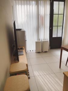 台南梧同包棟民宿La Petite Maison I Entire House BnB I 寵物友善 I 國旅卡 I 出差商旅可報帳 I 電動麻將 I NETFLIX I Nintendo Switch I MOD I一軒家貸切的一间设有书桌、电视和门的房间 更多21张照片