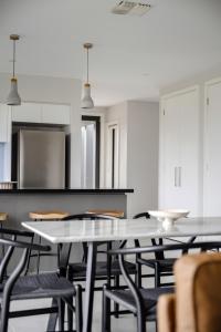 a dining room with a table and chairs at Murray Home Collector in Collector