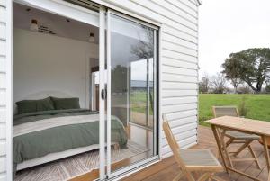 CollectorMurray Tiny Home Collector的庭院里设有一张床和一张桌子的房间