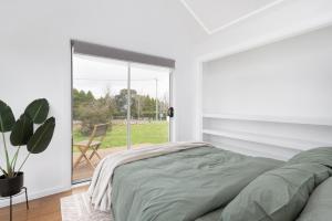 CollectorMurray Tiny Home Collector的带床和滑动玻璃门的卧室