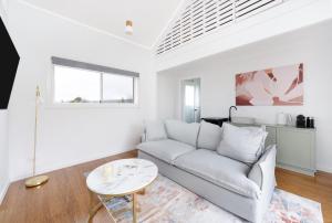 CollectorMurray Tiny Home Collector的带沙发和桌子的白色客厅