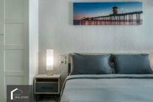 - une chambre avec un lit et une jetée dans l'établissement Cozy Studio Apartment at Naiyang Beach G507, à Phuket 29 autres photos