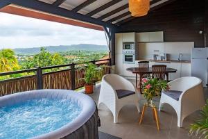 Balkoni atau teres di F2 Ixora - spa - piscine - vue mer - 9 min de la plage - Ti Zwézo Paradi