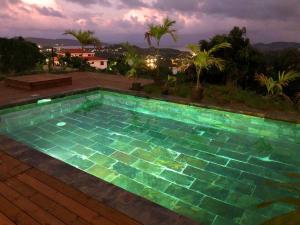 Kolam renang di atau dekat dengan F2 Ixora - spa - piscine - vue mer - 9 min de la plage - Ti Zwézo Paradi