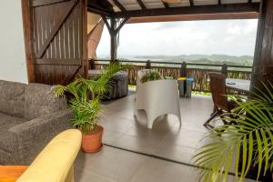 Balkoni atau teres di F2 Ixora - spa - piscine - vue mer - 9 min de la plage - Ti Zwézo Paradi