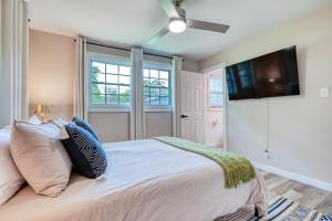 Postel nebo postele na pokoji v ubytování The Mariner's Rest, Near Downtown, Pet Friendly!