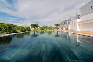 una piscina en medio de un edificio en River Way Hotel Ha Long, en Ha Long