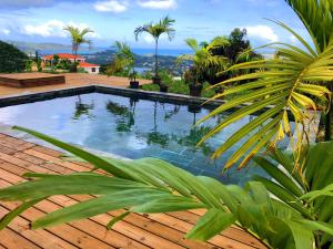Kolam renang di atau dekat dengan F2 Ixora - spa - piscine - vue mer - 9 min de la plage - Ti Zwézo Paradi