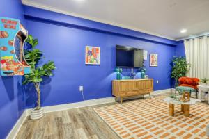 TV a/nebo společenská místnost v ubytování The Mariner's Rest, Near Downtown, Pet Friendly! + 40 fotografií