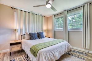 Postel nebo postele na pokoji v ubytování The Mariner's Rest, Near Downtown, Pet Friendly!