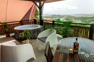 Balkoni atau teres di F2 Ixora - spa - piscine - vue mer - 9 min de la plage - Ti Zwézo Paradi