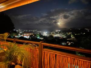 Balkoni atau teres di F2 Ixora - spa - piscine - vue mer - 9 min de la plage - Ti Zwézo Paradi