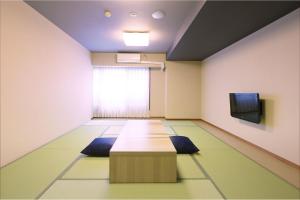 熱海市にある大江戸温泉物語 Premium あたみのテーブルと薄型テレビのある部屋