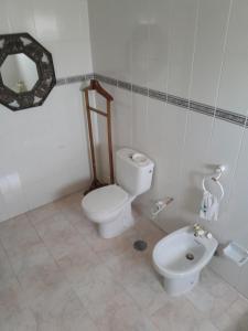 een badkamer met een toilet, een wastafel en een spiegel bij You have to love Amarante in Amarante +31 foto's