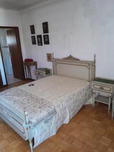 een slaapkamer met een wit bed en een tafel bij You have to love Amarante in Amarante