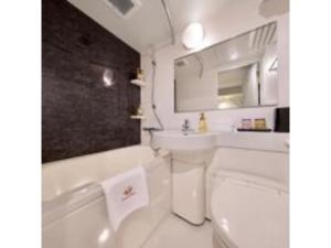 een badkamer met toilet, bad en wastafel bij Gion Crystal Hotel - Vacation STAY 21877v in Kyoto +9 foto's