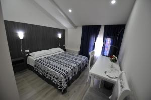 Ένα ή περισσότερα κρεβάτια σε δωμάτιο στο Rose Garden Hotel