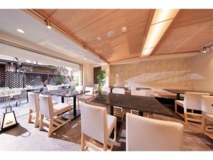 een eetkamer met tafels en witte stoelen bij Gion Crystal Hotel - Vacation STAY 21877v in Kyoto