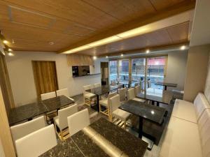 een eetkamer met tafels en stoelen in een kamer bij Gion Crystal Hotel - Vacation STAY 21877v in Kyoto