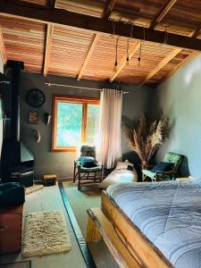 Cama ou camas em um quarto em Quarto/suíte com lareira
