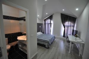 Ένα ή περισσότερα κρεβάτια σε δωμάτιο στο Rose Garden Hotel