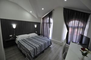 Ένα ή περισσότερα κρεβάτια σε δωμάτιο στο Rose Garden Hotel