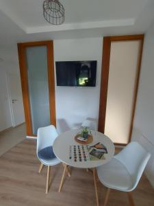 Televiisor ja/või meelelahutuskeskus majutusasutuses Bitini Farm Apartment