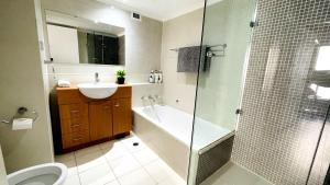 Un baño con lavabo, inodoro y ducha. en Ausmine Sydney CBD 2Bedroom Apt, en Sídney 19 fotos más