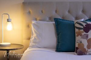 Postel nebo postele na pokoji v ubytování Luxury On Webster