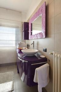 ペスキエーラ・デル・ガルダにあるCasa vacanze da riki appartamento 3の洗面台と鏡のあるバスルーム