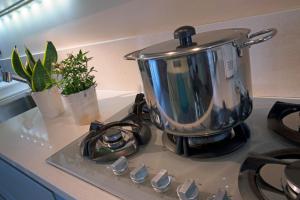 ペスキエーラ・デル・ガルダにあるCasa vacanze da riki appartamento 3のキッチン(コンロ、お茶セット付)