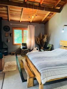 Cama ou camas em um quarto em Quarto/suíte com lareira