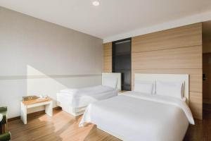 Postel nebo postele na pokoji v ubytování Incheon Blue Marine Hotel