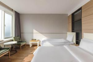 Postel nebo postele na pokoji v ubytování Incheon Blue Marine Hotel