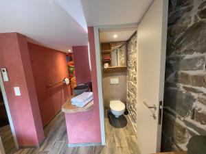 Koupelna v ubytování Les Chambres de Laurette + 37 fotografií