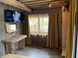 TV a/nebo společenská místnost v ubytování Les Chambres de Laurette