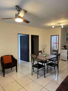 ein Wohnzimmer mit Esstisch und Stühlen in der Unterkunft Acogedor depaetamento por estadio Dorados in Casas + 12 Fotos