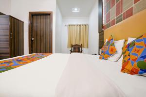 Postel nebo postele na pokoji v ubytování FabHotel Ratna Palace
