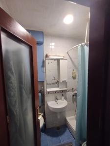 Ένα μπάνιο στο Apartment H Sarajevo +8 φωτογραφίες