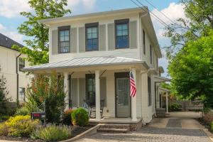 富兰克林Five Block Walk From Historical Downtown Franklin的前面有旗帜的白色房子