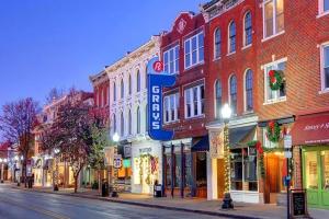 富兰克林Five Block Walk From Historical Downtown Franklin的街道上,有建筑和街道标志的街道